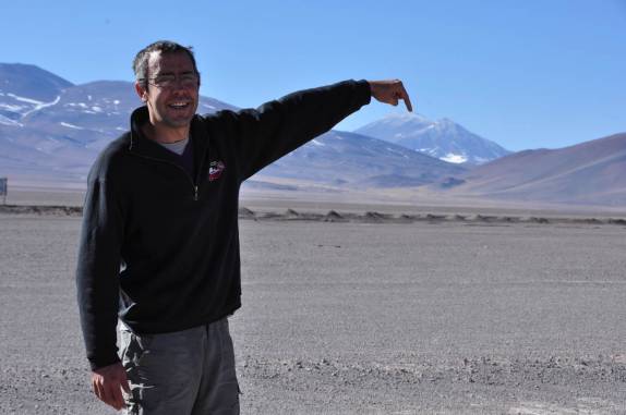 Apontando o Ojos del Salado, segunda mais alta montanha das Américas, no Parque Nacional Nevado Tres Cruces, região do Paso San Francisco, próximo à Copiapo, no Chile
